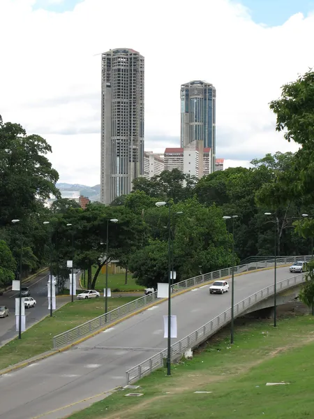 Immeuble de grande hauteur au centre-ville de Caracas — Photo