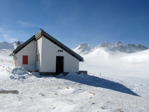 Záchranné stanice v pizol, slavný švýcarský lyžařské středisko — Stock fotografie