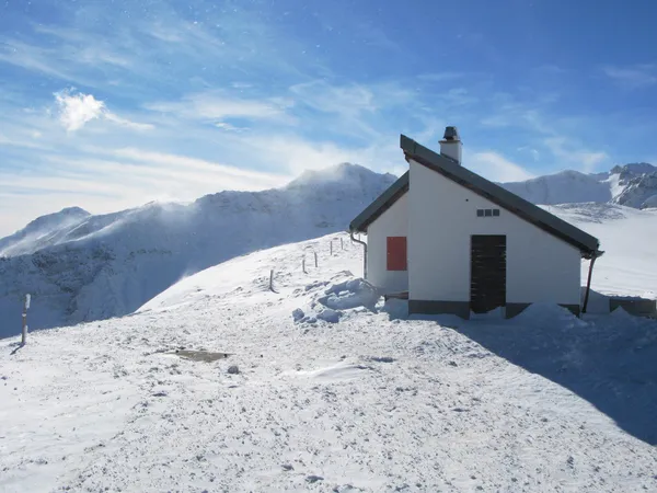 救援站在 pizol，著名的瑞士滑雪度假村 — 图库照片