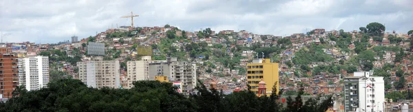 Giungla di città baraccopoli a Caracas, Venezuela — Foto Stock