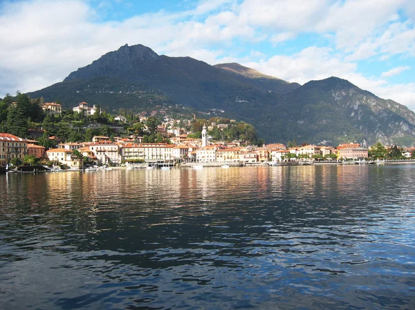 Vista para Menaggio cidade no famoso lago italiano Como — Fotografia de Stock
