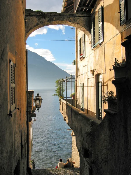 Romantisch uitzicht op de beroemde Italiaanse Comomeer van varenna stad — Stockfoto