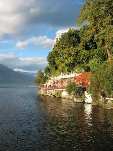 Vista para o famoso lago italiano Como perto da cidade de Varenna — Fotografia de Stock