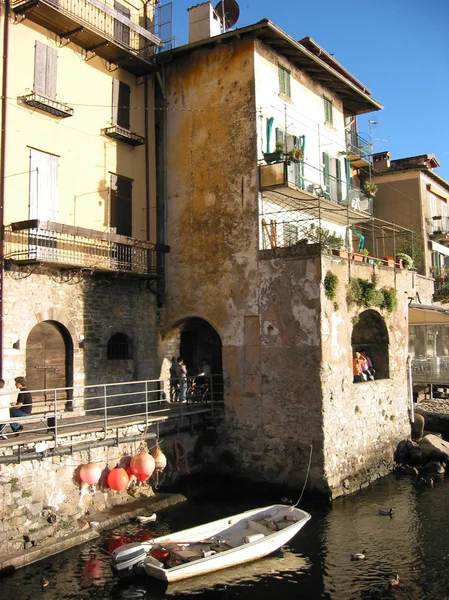 Varena, oude Italiaanse stad aan de kust van het Comomeer — Stockfoto