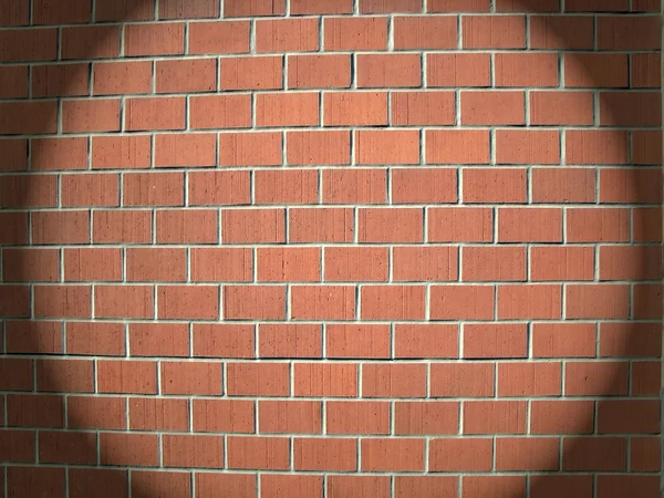 Lichte plek op een bakstenen muur — Stockfoto