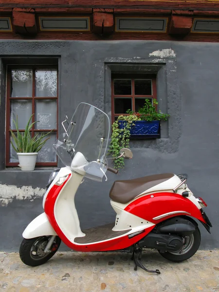 Motocyclette à la mode contre le vieux bâtiment. Fribourg, Suisse — Photo