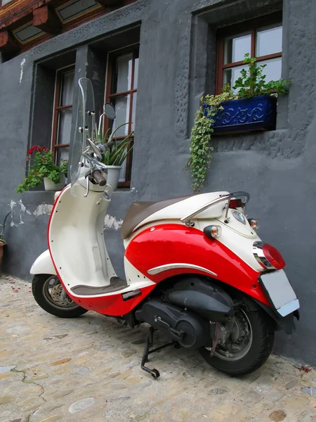 Motocyclette à la mode contre le vieux bâtiment. Fribourg, Suisse — Photo