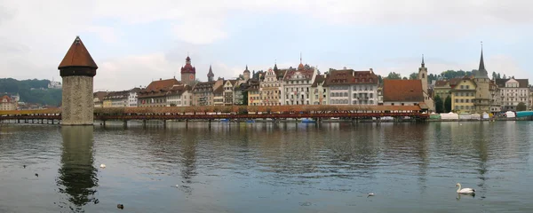 Su kulesi ve kilise köprü Luzern, İsviçre — Stok fotoğraf
