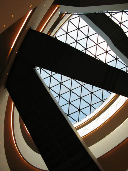 Plafond de verre dans un immeuble de bureaux moderne — Photo