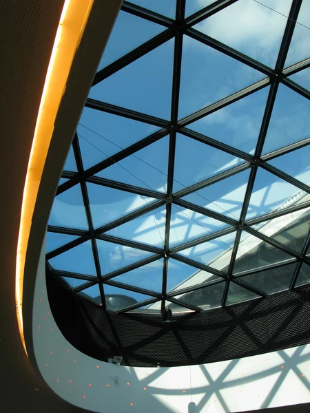 Cupola di vetro di un moderno edificio commerciale — Foto Stock