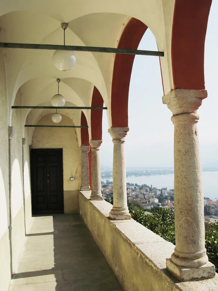 Balcón de la iglesia en Madonna del Sasso, Suiza —  Fotos de Stock