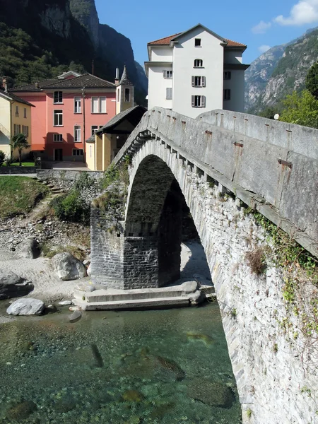 Старовинний Кам'яний міст у Біньяска, у Швейцарії — стокове фото