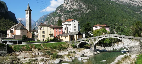 Puente de arco antiguo en Bignasca, sur de Suiza — Foto de Stock