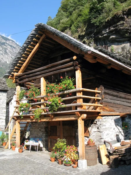 Casa de madera en Bignasca, Sur de Suiza — Foto de Stock