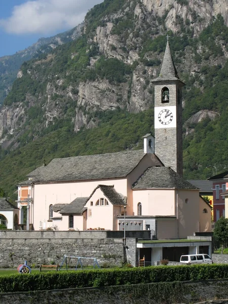 Gamla kyrkan i bignasca by, Schweiz — Stockfoto