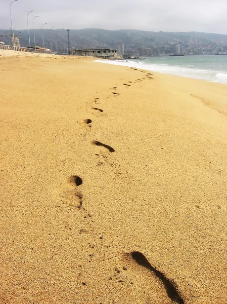 Footmarks üzerine kumlu plaj valparaiso, Şili — Stok fotoğraf