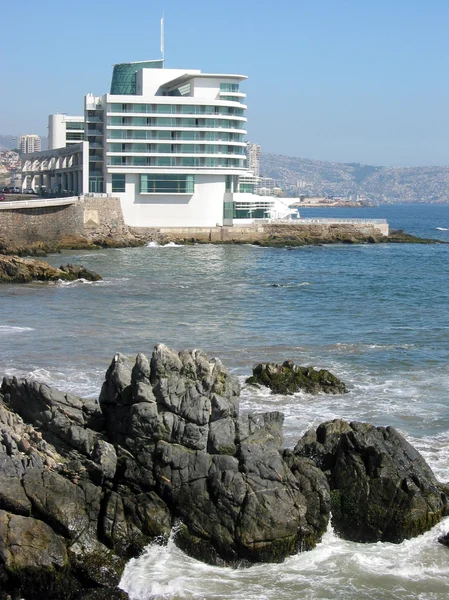 Lujoso hotel en la costa del Pacífico en Valparaíso, Chile — Foto de Stock