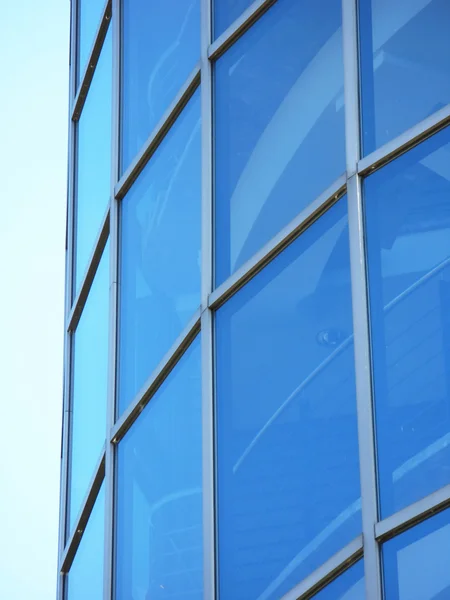 Pared de cristal de un edificio de oficinas — Foto de Stock