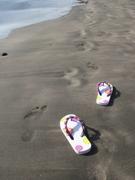 Flipflops auf dem schwarzen Sand der Insel Teneriffa, Kanaren — Stockfoto