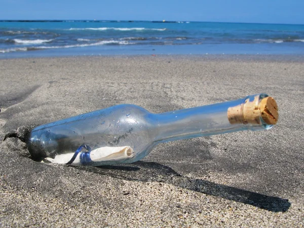 Láhev se zprávou na černém písku ostrova tenerife, cana — Stock fotografie