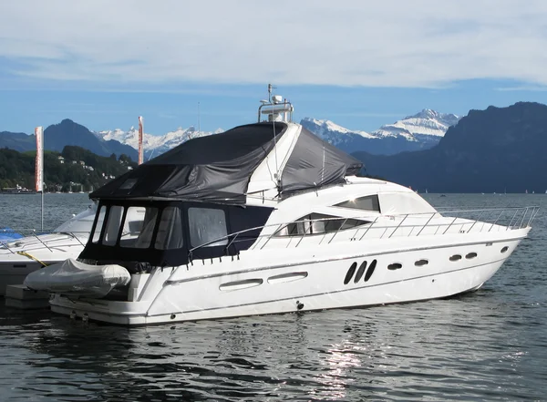 Luxusní motorový člun v přístavu Lucern, Švýcarsko — Stock fotografie