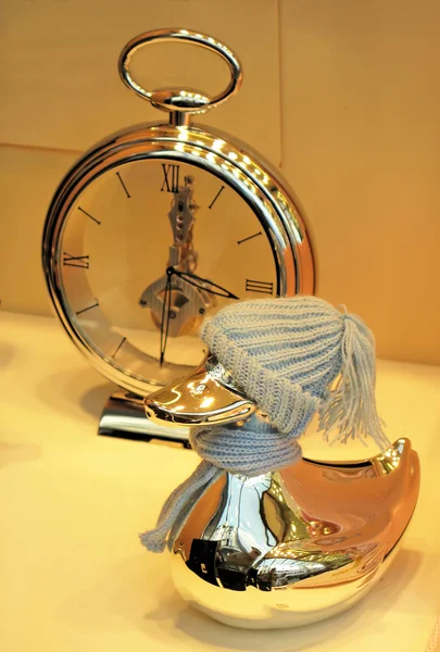 Plata patito y viejo reloj —  Fotos de Stock