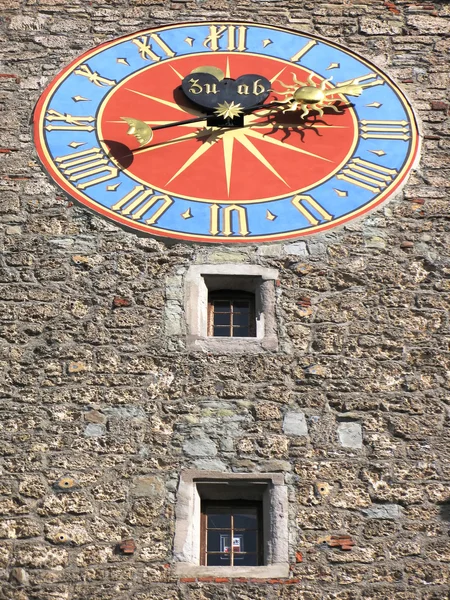 Antyczny zegar (1535) na wieży zytturm w Lucerna, switzerlan — Zdjęcie stockowe