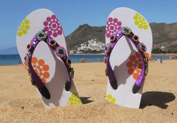 Chinelos na areia da praia de Teresitas. Ilha de Tenerife, Caná — Fotografia de Stock