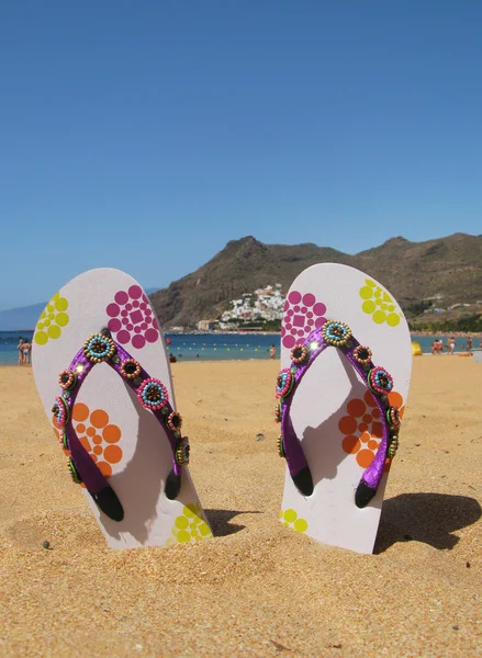 Flip-flops in the sand of Teresitas beach. Tenerife island, Cana — Stockfoto