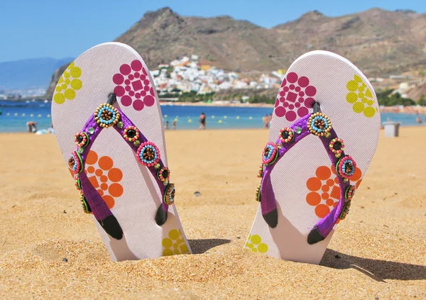 Flip-flops in the sand of Teresitas beach. Tenerife island, Cana — Stockfoto