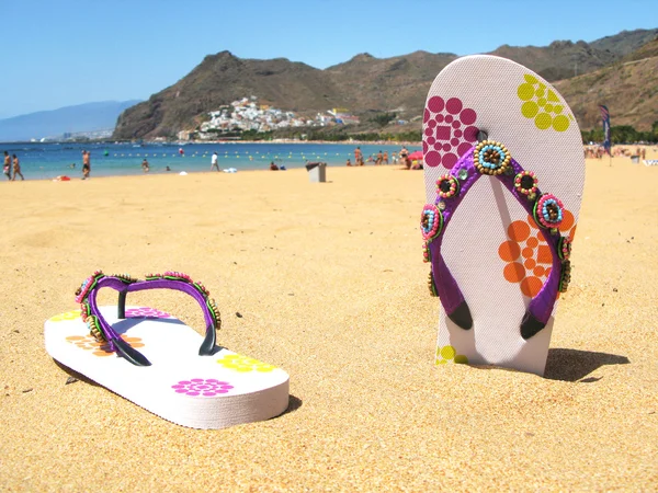 Flip-flops in the sand of Teresitas beach. Tenerife island, Cana — Stock Photo, Image