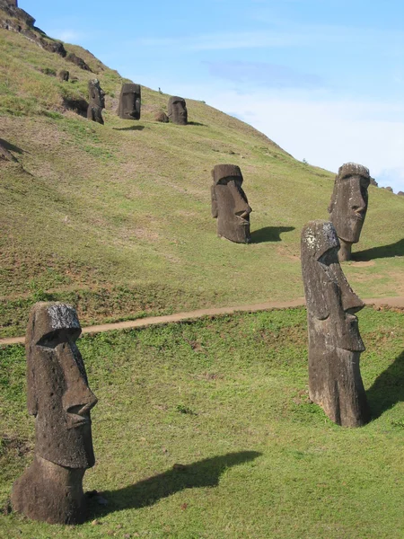 Moais na encosta do vulcão Rano Raraku, Ilha de Páscoa — Fotografia de Stock