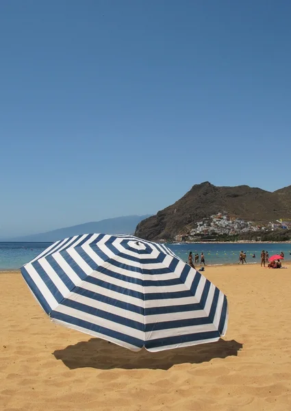 Guarda-chuva listrado na praia Teresitas da ilha de Tenerife. Caná. — Fotografia de Stock