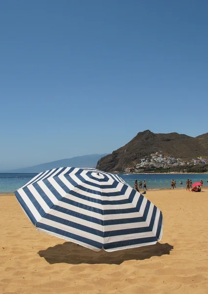 Parapluie rayé sur la plage Teresitas de l'île de Tenerife. Cana — Photo