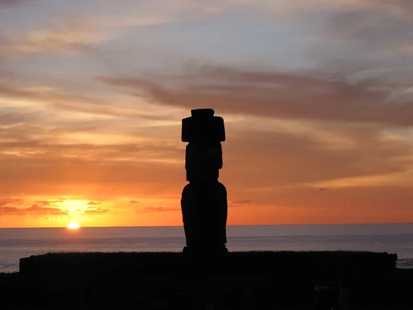 Ahu Tahai. Moai dell'Isola di Pasqua al crepuscolo — Foto Stock