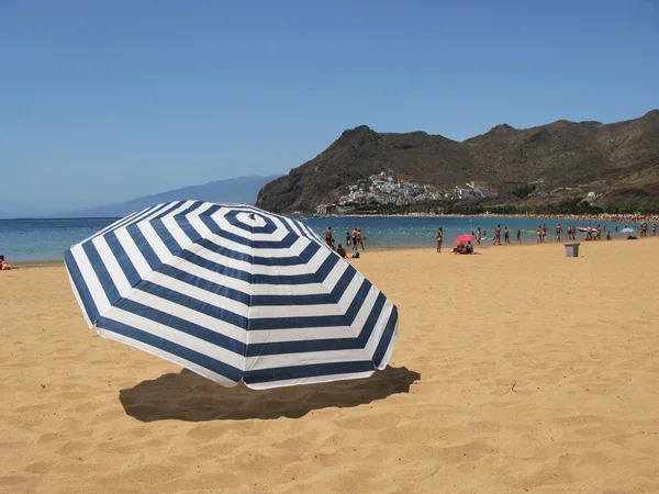 Striped umbrella on the Teresitas beach of Tenerife island. Cana — Stock Photo, Image