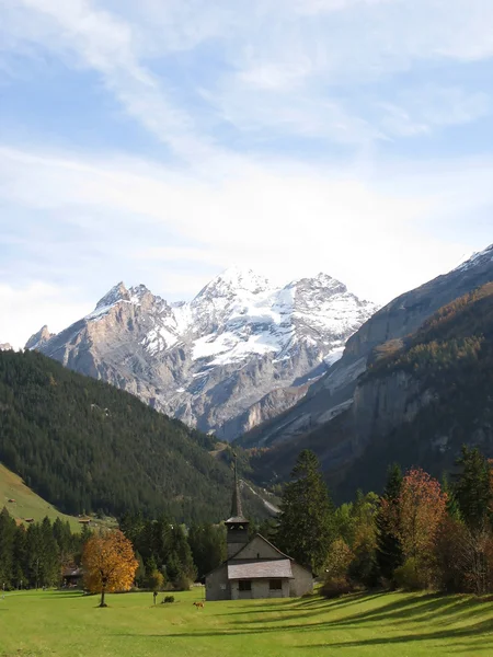 Majestueuze alpine weergave in kandersteg, Zwitserland — Stockfoto