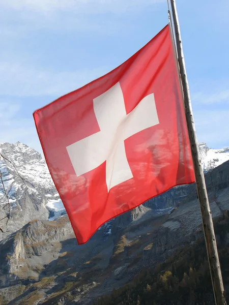 Schweizer Flagge gegen verschneite Alpen — Stockfoto