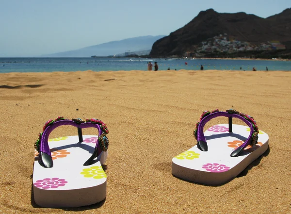 Flip-flops in the sand of Teresitas beach. Tenerife island, Cana — Stock Photo, Image