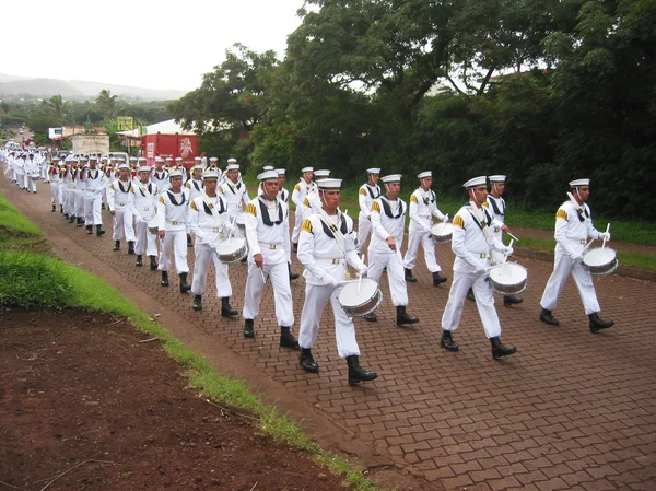 HANGAROA, ÎLE DE L'EST - MAI 2, 2007 : Navyi défilé sur la principale — Photo