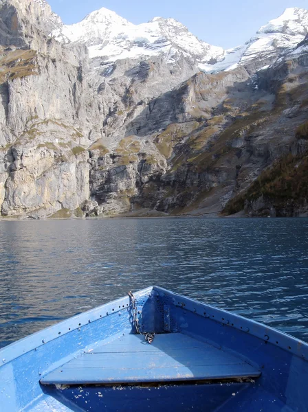 Fören på en båt mot ytan av oeschinensee sjön och snowy al — Stockfoto