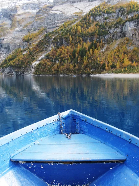 Prova de um barco contra a superfície do lago Oeschinen e Alpes — Fotografia de Stock