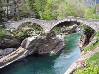 eski çift kemer taş köprü verzasca Valley, İsviçre
