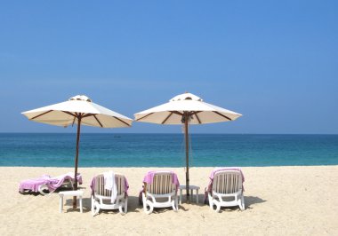 güneş şemsiyeleri ve sandalyeler üzerinde bang tao beach, phuket Adası