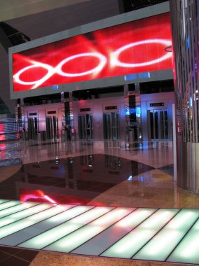 Modern bir havaalanının içinde.