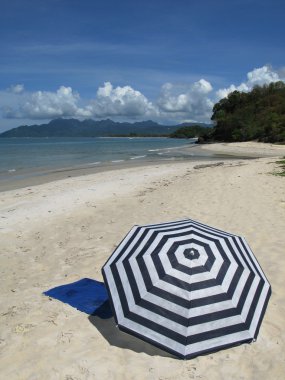 langkawi Adası malyasia kumlu bir plaj üzerinde güneş şemsiyesi