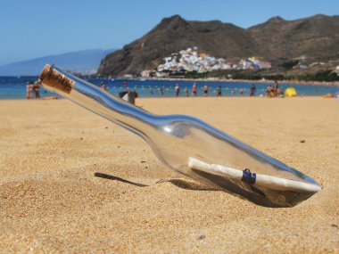 teresitas plaj tenerife adasında bir mesajla şişe,