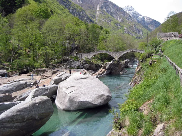 Antiguo puente de piedra de doble arco en el valle de Verzasca, Suiza — Foto de Stock