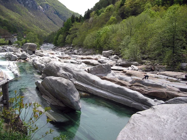 Rzeki górskie doliny verzasca, Szwajcaria — Zdjęcie stockowe