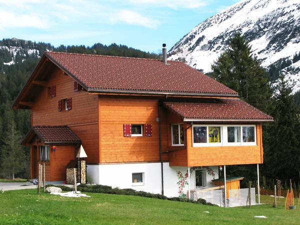 Ferienhaus in den Schweizer Alpen — Stockfoto